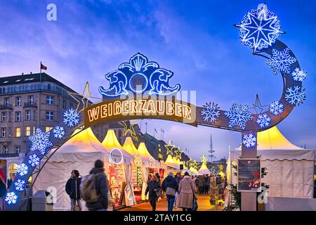 Weihnachtsmarkt Weißerzauber auf dem Jungfernstieg in Hamburg, Deutschland, Europa *** Christmas market Weißerzauber on the Jungfernstieg in Hamburg, Germany, Europe Credit: Imago/Alamy Live News Stock Photo