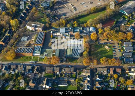 Luftbild, Willy Brandt-Gesamtschule mit Solardach, umgeben von herbstlichen Laubbäumen, Eigen, Bottrop, Ruhrgebiet, Nordrhein-Westfalen, Deutschland ACHTUNGxMINDESTHONORARx60xEURO *** Aerial view, Willy Brandt Comprehensive School with solar roof, surrounded by autumnal deciduous trees, Eigen, Bottrop, Ruhr area, North Rhine-Westphalia, Germany ACHTUNGxMINDESTHONORARx60xEURO Credit: Imago/Alamy Live News Stock Photo