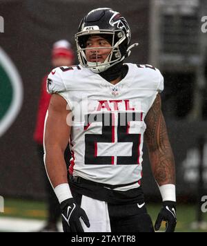 Atlanta Falcons Running Back Tyler Allgeier (25) Runs The Ball Against 