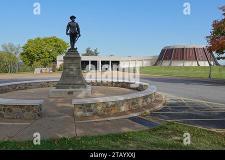 Front entrance to the Virginia Museum of the Civil War with a statue of Stonewall Jackson in the foreground Stock Photo