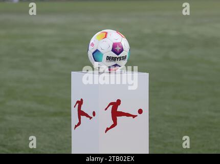 Ball Spielball Derbystar Auf Podest Mit Logo Der Deutschen Fussball