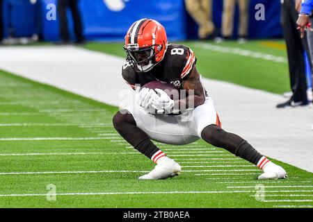 Cleveland Browns wide receiver Elijah Moore (8) warms up before an NFL ...