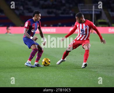 Sabadell, Barcelona, Spain. 3rd Dec, 2023. Barcelona Spain 03.12.2023 Raphinha (FC Barcelona) and Samuel Lino (Atletico de Madrid) battle for the ball during the La Liga EA Sports between FC Barcelona and Atletico de Madrid at Estadi Olimpic Lluis Companys on 03 December 2023 in Barcelona. (Credit Image: © Xavi Urgeles/ZUMA Press Wire) EDITORIAL USAGE ONLY! Not for Commercial USAGE! Stock Photo