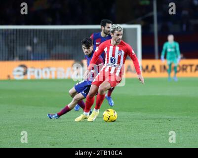 Sabadell, Barcelona, Spain. 3rd Dec, 2023. Barcelona Spain 03.12.2023 Antoine Griezmann (Atletico de Madrid) battle for the ball during the La Liga EA Sports between FC Barcelona and Atletico de Madrid at Estadi Olimpic Lluis Companys on 03 December 2023 in Barcelona. (Credit Image: © Xavi Urgeles/ZUMA Press Wire) EDITORIAL USAGE ONLY! Not for Commercial USAGE! Stock Photo