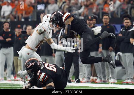 Arlington, Texas, USA. 2nd Dec, 2023. December 2, 2023, Arlington, Texas, United States: Texas Oklahoma State player flies in the air during the 2023 Dr Pepper Big 12 Championship game between Texas Longhorns and Oklahoma State Cowboys. on Saturday December 2, 2023 in Arlington, Texas, United States (Credit Image: © Javier Vicencio/eyepix via ZUMA Press Wire) EDITORIAL USAGE ONLY! Not for Commercial USAGE! Stock Photo