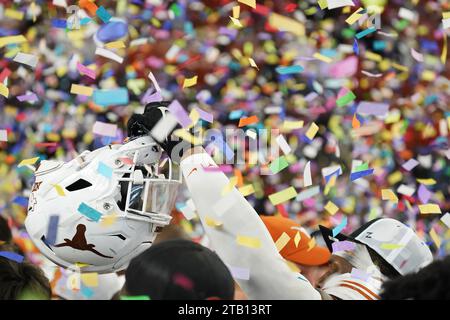 Arlington, Texas, USA. 2nd Dec, 2023. December 2, 2023, Arlington, Texas, United States: Texas Longhorns player's helmet and confetti. 2023 Dr Pepper Big 12 Championship game between Texas and Oklahoma State . on Saturday December 2, 2023 in Arlington, Texas, United States (Credit Image: © Javier Vicencio/eyepix via ZUMA Press Wire) EDITORIAL USAGE ONLY! Not for Commercial USAGE! Stock Photo