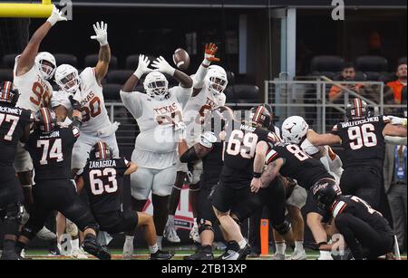 Arlington, Texas, USA. 2nd Dec, 2023. December 2, 2023, Arlington, Texas, United States: Texas Oklahoma State Cowboys kicker Logan Ward makes a field goal during the 2023 Dr Pepper Big 12 Championship game between Texas Longhorns and Oklahoma State Cowboys. on Saturday December 2, 2023 in Arlington, Texas, United States (Credit Image: © Javier Vicencio/eyepix via ZUMA Press Wire) EDITORIAL USAGE ONLY! Not for Commercial USAGE! Stock Photo