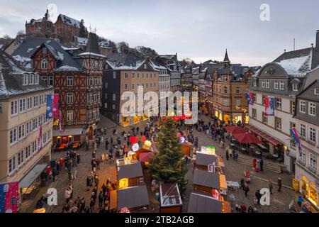 Weihnachtsmarkt in Marburg an der Lahn 2023 Die Lichter auf dem Weihnachtsmarkt in der Marburger Altstadt beginnen am Abend zu leuchten. Marburg Wetterau Hessen Deutschland *** Christmas market in Marburg an der Lahn 2023 The lights at the Christmas market in Marburgs old town begin to glow in the evening Marburg Wetterau Hesse Germany 2023-12-02 marburg weihnachtsmarkt 07 Credit: Imago/Alamy Live News Stock Photo