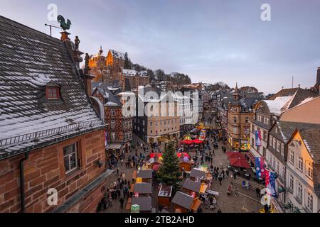 Weihnachtsmarkt in Marburg an der Lahn 2023 Die Lichter auf dem Weihnachtsmarkt in der Marburger Altstadt beginnen am Abend zu leuchten. Marburg Wetterau Hessen Deutschland *** Christmas market in Marburg an der Lahn 2023 The lights at the Christmas market in Marburgs old town begin to glow in the evening Marburg Wetterau Hesse Germany 2023-12-02 marburg weihnachtsmarkt 02 Credit: Imago/Alamy Live News Stock Photo