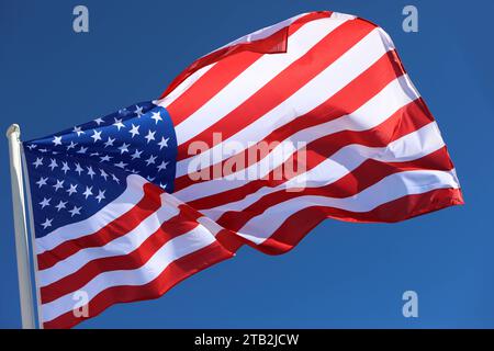 Die Flagge der Vereinigten Staaten von Amerika weht im Wind. Blauer Himmel. US-Flagge. *** The flag of the United States of America fluttering in the wind Blue sky US flag Credit: Imago/Alamy Live News Stock Photo