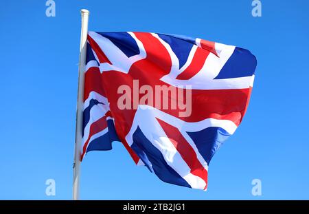 Die Flagge von Großbritannien weht im Wind. Blauer Himmel. Flagge von Großbritannien. *** The flag of Great Britain flying in the wind Blue sky Flag of Great Britain Credit: Imago/Alamy Live News Stock Photo