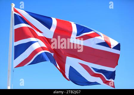 Die Flagge von Großbritannien weht im Wind. Blauer Himmel. Flagge von Großbritannien UK. *** The flag of Great Britain flying in the wind Blue sky Flag of Great Britain UK Credit: Imago/Alamy Live News Stock Photo