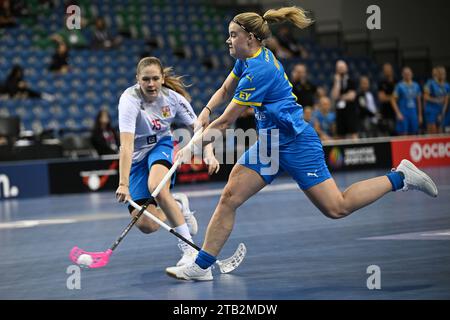 Singapore. 4th Dec, 2023. Ellen Backstedt (R) of Sweden competes against Sarka Stankova of the Czech Republic during the group B match between the Czech Republic and Sweden at the International Floorball Federation's (IFF) Women's World Floorball Championship in Singapore on Dec.4, 2023. Credit: Then Chih Wey/Xinhua/Alamy Live News Stock Photo