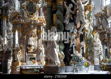 Barockwunder der Mark: Klosterkirche Neuzelle DEU/Brandenburg/Neuzelle Â Kloster Neuzelle Landkreis Oder-Spree Das Barockwunder der Mark Brandenburg, die Klosterkirche im Stift Neuzelle, ist Wallfahrtsort für viele katholische Gläubige und Touristen aus aller Welt. Die Ausstattung im Süddeutschen Barock mit Stuckmarmor und edlen Holzschnitzereien ist einmalig in Norddeutschland. Das Zisterzienserkloster Neuzelle wurde 1268 von Heinrich dem Erlauchten, Markgraf von Meissen und der Lausitz, gestiftet und hatte seine Glanzzeit im 18. Jahrhundert. Als die Niederlausitz 1815 an Preußen kam, wurde Stock Photo