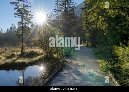Sonnenaufgang am herbstlichen Hintersee in der Gemeinde Ramsau, Berchtesgadener Land, Oberbayern, Deutschland Stock Photo
