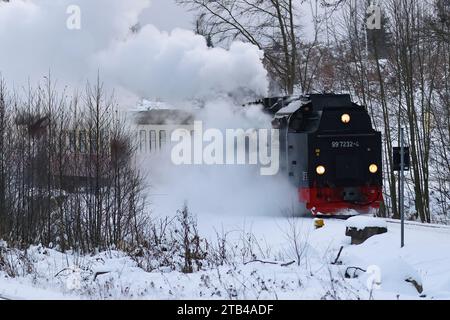 Harzer Schmalspurbahn Eine Dampflok der Harzer Schmalspurbahn HSB zieht Personenwagen durch die winterlich verschneite Harzer Landschaft hinter dem Bahnhof Drei Annen Hohne in Richtung Schierke und Brocken. Drei Annen Hohne Sachsen-Anhalt Deutschland FH0A6551 *** Harzer Schmalspurbahn A steam locomotive of the Harzer Schmalspurbahn HSB pulls passenger cars through the snowy Harz landscape behind Drei Annen Hohne station in the direction of Schierke and Brocken Drei Annen Hohne Saxony Anhalt Germany FH0A6551 Credit: Imago/Alamy Live News Stock Photo