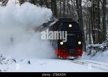 Harzer Schmalspurbahn Eine Dampflok der Harzer Schmalspurbahn HSB zieht Personenwagen durch die winterlich verschneite Harzer Landschaft hinter dem Bahnhof Drei Annen Hohne in Richtung Schierke und Brocken. Drei Annen Hohne Sachsen-Anhalt Deutschland FH0A6559 *** Harzer Schmalspurbahn A steam locomotive of the Harzer Schmalspurbahn HSB pulls passenger cars through the snowy Harz landscape behind the station Drei Annen Hohne towards Schierke and Brocken Drei Annen Hohne Saxony Anhalt Germany FH0A6559 Credit: Imago/Alamy Live News Stock Photo