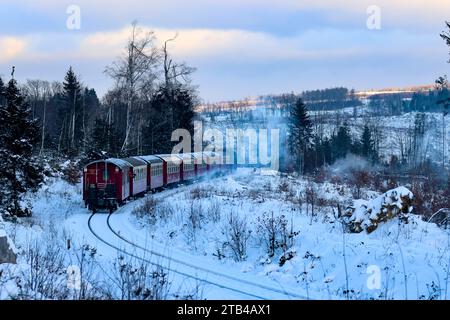 Harzer Schmalspurbahn Eine Dampflok der Harzer Brockenbahn HSB bringt von Schierke und dem Brocken kommend Personenwagen durch die winterlich verschneite Harzer Landschaft in Richtung Bahnhof Drei Annen Hohne. Drei Annen Hohne Sachsen-Anhalt Deutschland FH0A6341 *** Harzer Schmalspurbahn A steam locomotive of the Harzer Brockenbahn HSB brings passenger cars coming from Schierke and the Brocken through the wintry snowy Harz landscape towards Drei Annen Hohne station Drei Annen Hohne Saxony Anhalt Germany FH0A6341 Credit: Imago/Alamy Live News Stock Photo