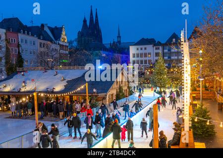 Ice skating rink at the Christmas market on Heumarkt in the old town of Cologne, Cologne Cathedral, Sunday shopping in Cologne city centre, 1st Advent Stock Photo