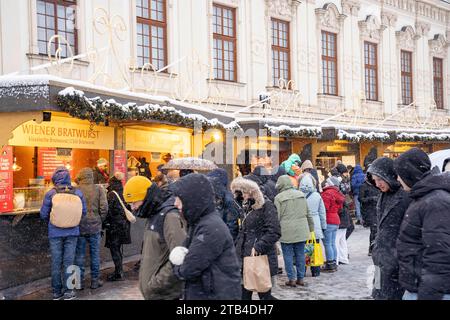 Wien, Österreich. 2. Dezember 2023. Weihnachtsdorf Schloss Belvedere ...