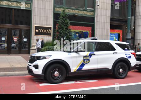 Philadelphia, United States. 04th Dec, 2023. Police seen stationed outside of Macy's. Man allegedly shoplifts and stabs two security guards At Macy's In Philadelphia. Philadelphia police say a man that attempted to steal merchandise at Macy's Monday morning returned to the store and stabbed two security guards, killing one and injuring the other. (Photo by Kyle Mazza/SOPA Images/Sipa USA) Credit: Sipa USA/Alamy Live News Stock Photo