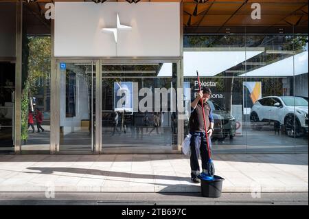 Barcelona, Spain. 04th Dec, 2023. A worker cleans the entrance of the Swedish EV electric automotive brand owned by Volvo, Polestar, in Spain. Credit: SOPA Images Limited/Alamy Live News Stock Photo