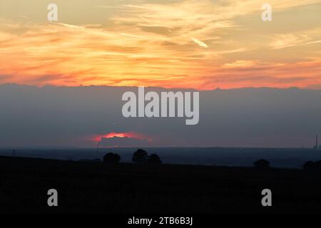 Sonnenuntergang am Windpark, Ense Ruhne, Kreis Soest, NRW, Nordrhein-Westfalen, Deutschland, Europa - Credit: Sarah Bömer Fotografie Stock Photo