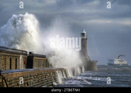 File photo dated 24/11/2023 of waves crash over Tynemouth pier on the North East coast of England. The previous decade has been the hottest on record with polar and mountain ice melting and the sea levels rising faster than in the 20th century, the World Meteorological Organisation (WMO) has said. Glaciers have thinned by an 'unprecedented' one metre per year while the Antarctic continental ice sheet lost nearly 75% more ice between 2011-2020 than it did between 2001-2010. Issue date: Tuesday December 5, 2023. Stock Photo