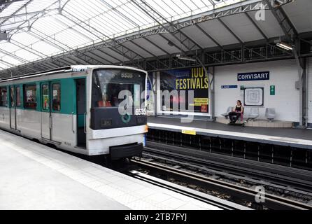 Paris, 2022/06/23 (France): passengers on the platforms and train arriving at 'Corvisart' overhead station (line 6) in the middle of boulevard Auguste Stock Photo