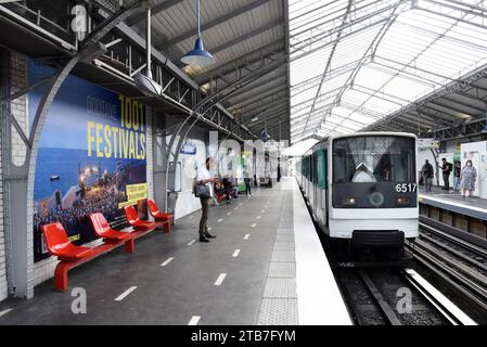 Paris, 2022/06/23 (France): passengers on the platforms and train arriving at 'Chevaleret' overhead station (line 6) in Boulevard Vincent-Auriol, in t Stock Photo