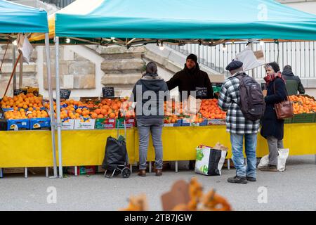 Annonay (south-eastern France): atmosphere on a winter market day. Stall of fruits and vegetables, clementines and mandarin oranges Stock Photo