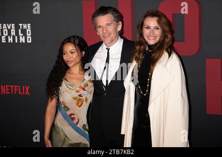 Myha’la Herrold, Ethan Hawke und Julia Roberts bei der Premiere des Netflix Films 'Leave the World Behind' im Paris Theater. New York, 04.12.2023 Stock Photo