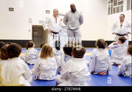 Paris, France. 28th Nov, 2023. © PHOTOPQR/LE PARISIEN/Jean-Baptiste Quentin ; Paris ; 28/11/2023 ; Jeux Olympiques Paris 2024 Dojo avenue Simon Bolivar 19eme Le judoka Teddy Riner a rendu visite à son premier club de judo, dans le 19eme. Ancien professeur et nouveaux élèves. Les parents des élèves ont signé une autorisation de parution © LP/Jean-Baptiste Quentin Paris, France, nov 28th 2023. Judo champion Teddy Riner at the dojo of his beginnings *** Local Caption *** Teddy Riner Credit: MAXPPP/Alamy Live News Stock Photo