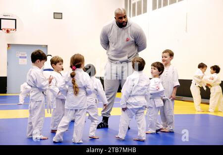 Paris, France. 28th Nov, 2023. © PHOTOPQR/LE PARISIEN/Jean-Baptiste Quentin ; Paris ; 28/11/2023 ; Jeux Olympiques Paris 2024 Dojo avenue Simon Bolivar 19eme Le judoka Teddy Riner a rendu visite à son premier club de judo, dans le 19eme. Ancien professeur et nouveaux élèves. Les parents des élèves ont signé une autorisation de parution © LP/Jean-Baptiste Quentin Paris, France, nov 28th 2023. Judo champion Teddy Riner at the dojo of his beginnings *** Local Caption *** Teddy Riner Credit: MAXPPP/Alamy Live News Stock Photo