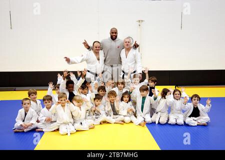 Paris, France. 28th Nov, 2023. © PHOTOPQR/LE PARISIEN/Jean-Baptiste Quentin ; Paris ; 28/11/2023 ; Jeux Olympiques Paris 2024 Dojo avenue Simon Bolivar 19eme Le judoka Teddy Riner a rendu visite à son premier club de judo, dans le 19eme. Ancien professeur et nouveaux élèves. Les parents des élèves ont signé une autorisation de parution © LP/Jean-Baptiste Quentin Paris, France, nov 28th 2023. Judo champion Teddy Riner at the dojo of his beginnings *** Local Caption *** Teddy Riner Credit: MAXPPP/Alamy Live News Stock Photo