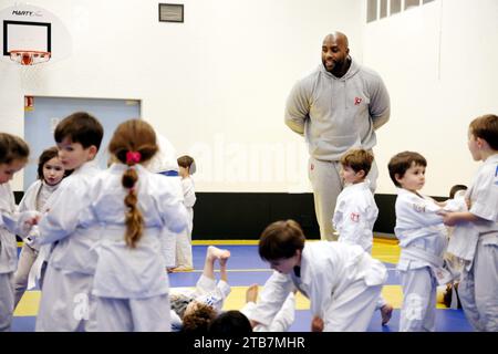 Paris, France. 28th Nov, 2023. © PHOTOPQR/LE PARISIEN/Jean-Baptiste Quentin ; Paris ; 28/11/2023 ; Jeux Olympiques Paris 2024 Dojo avenue Simon Bolivar 19eme Le judoka Teddy Riner a rendu visite à son premier club de judo, dans le 19eme. Ancien professeur et nouveaux élèves. Les parents des élèves ont signé une autorisation de parution © LP/Jean-Baptiste Quentin Paris, France, nov 28th 2023. Judo champion Teddy Riner at the dojo of his beginnings *** Local Caption *** Teddy Riner Credit: MAXPPP/Alamy Live News Stock Photo