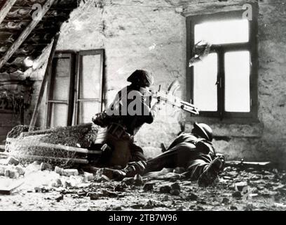 BREN GUN British team in team in action in WW2 Stock Photo