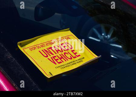 Warning DVLA Sticker Stuck On A Windscreen Declaring An Untaxed Vehicle, Do Not Move, England UK Stock Photo