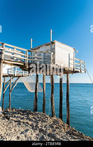 Saint-Palais-sur-Mer (central-western France): wooden fishing pontoons on stilts along the coastal area “cote de Beaute”, at the mouth of the Gironde Stock Photo