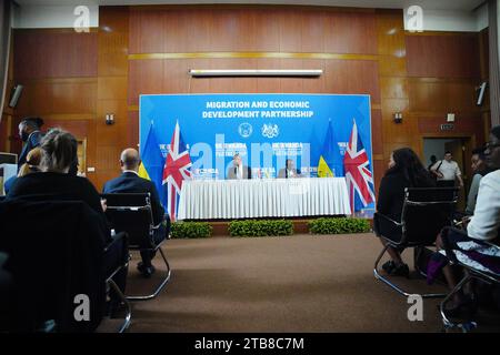 Home Secretary James Cleverly and Rwandan Minister of Foreign Affairs Vincent Biruta sign a new treaty. The treaty will address concerns by the Supreme Court, including assurances that Rwanda will not remove anybody transferred under the partnership to another country. Picture date: Tuesday December 5, 2023. Stock Photo