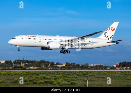 Solidaire (Comlux Aruba) Boeing 787-8 Dreamliner (REG: P4-787) arriving in the late evening. Stock Photo