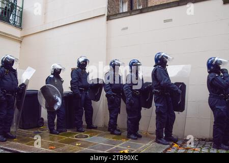 London, England, UK. 5th Dec, 2023. Police in full riot gear arrive to remove pro-Palestine squatters who hung a banner calling for a global Intifada outside the Diorama building next to Regent's Park. (Credit Image: © Vuk Valcic/ZUMA Press Wire) EDITORIAL USAGE ONLY! Not for Commercial USAGE! Stock Photo