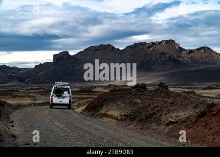 Ein 4x4, offroad Fahrzeug auf der F208 inmitten einer urzeitlichen Vulkanlandschaft in der Nähe von Landmannalaugar, Iceland Stock Photo