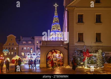 Gliwice, Poland. 5th Dec, 2023. Christmas decorations are seen around the Town Hall during Christmas market at the main square in Gliwice, Poland on December 5, 2023. (Credit Image: © Beata Zawrzel/ZUMA Press Wire) EDITORIAL USAGE ONLY! Not for Commercial USAGE! Credit: ZUMA Press, Inc./Alamy Live News Stock Photo