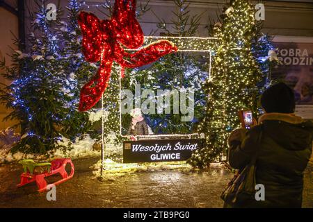 Gliwice, Poland. 5th Dec, 2023. People take pictures by Christmas decorations during Christmas market at the main square in Gliwice, Poland on December 5, 2023. (Credit Image: © Beata Zawrzel/ZUMA Press Wire) EDITORIAL USAGE ONLY! Not for Commercial USAGE! Credit: ZUMA Press, Inc./Alamy Live News Stock Photo