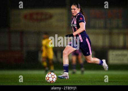 Female footballer Summer Roberts (9 Dulwich Hamlet) in action Stock