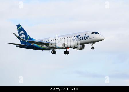 Everett, WA, USA - November 13, 2023; Embraer ERJ-175 jet operated by Alaska Airlines Horizon on final approach Stock Photo