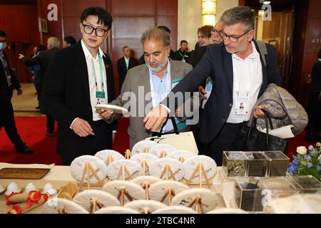 Kunming, China's Yunnan Province. 5th Dec, 2023. Attendees of the 5th World Media Summit (Yunnan, China) and the 2nd Yunnan International Communication Forum learn about Yunnan's Pu'er tea in Kunming, southwest China's Yunnan Province, Dec. 5, 2023. Credit: Li Ming/Xinhua/Alamy Live News Stock Photo