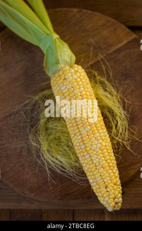 corn cob. Fresh corn on the cob on a rustic wooden table Stock Photo