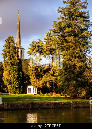 St Peters Church, and the River Thames, Wallingford, Oxfordshire, England, UK, GB. Stock Photo